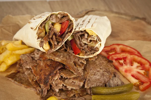 Döner kebab - gegrild vlees, brood en fruit shoarma sandwich — Stockfoto