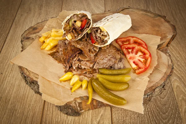 Doner Kebab - sandwich shawarma à la viande, au pain et aux légumes grillés — Photo