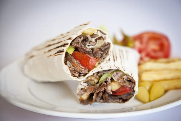 Doner Kebab - carne a la parrilla, pan y verduras shawarma sándwich —  Fotos de Stock