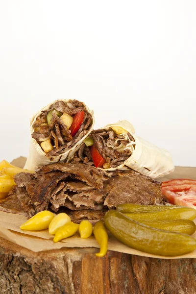 Doner Kebab - carne a la parrilla, pan y verduras shawarma sándwich —  Fotos de Stock