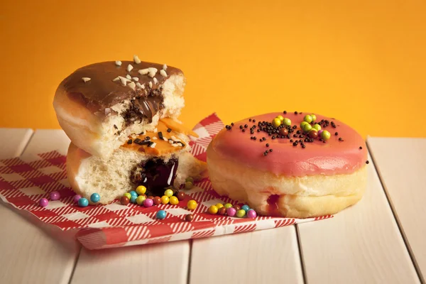 Donut de chocolate vitrificado com mordida faltando — Fotografia de Stock
