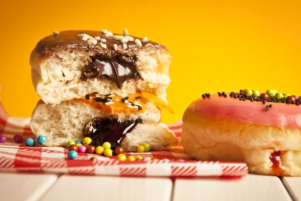 Ciambella al cioccolato smaltato con morso mancante — Foto Stock