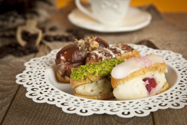Alman Tatlısı Kremalı Kek ( çikolata, antep fıstığı, muz, çilek, Beyaz çikolatakrema )