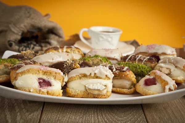 Deutscher Dessert-Sahnetorte (Schokolade, Pistazien, Bananen, Erdbeeren, weiße Schokoladencreme) ) — Stockfoto