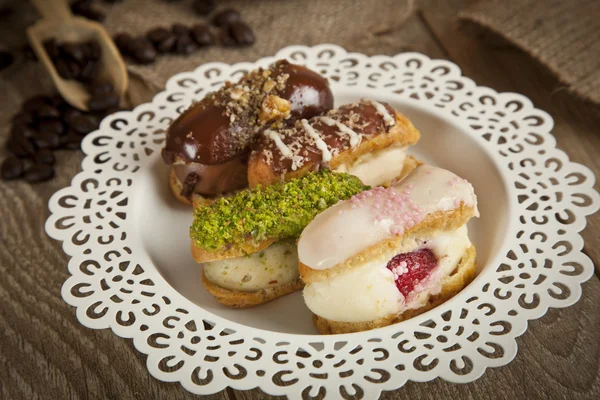 Pastel de crema de postre alemán (chocolate, pistachos, plátano, fresa, crema de chocolate blanco  ) — Foto de Stock