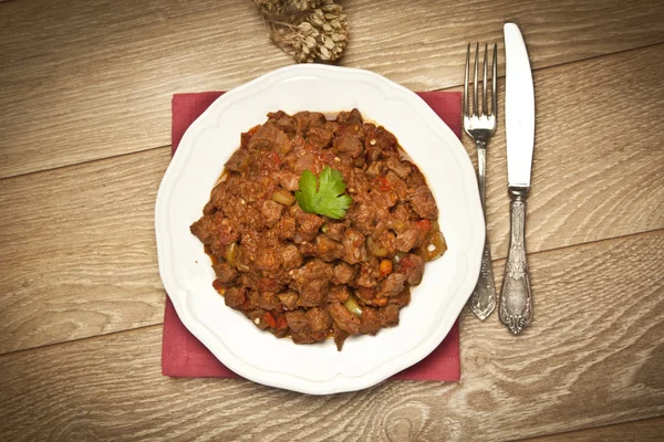 Saute de carne turco Et sote com mesa de madeira — Fotografia de Stock