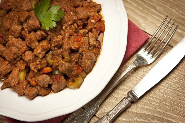 Carne Saute Turco Et sote con mesa de madera — Foto de Stock