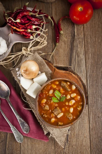 Estofado de frijol turco caliente con una sabrosa salsa de tomate . — Foto de Stock