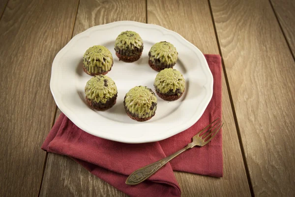 Homemade chocolate with crushed pistachios, shallow focus — Stock Photo, Image