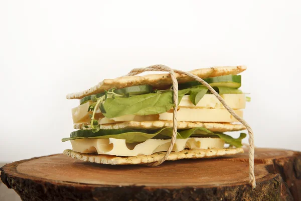 Sandwiches de pan con queso gruyere, pepino y rúcula fresca - concepto de alimentación saludable —  Fotos de Stock
