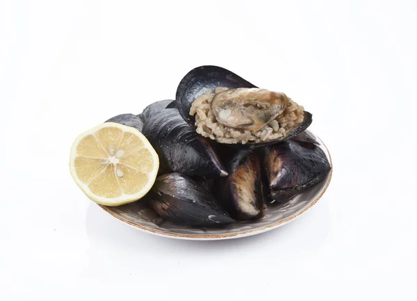 Fyllda musslor, midye dolma medelhavsmat med vit bakgrund — Stockfoto