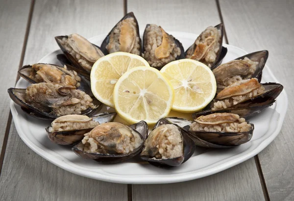 Gevulde mosselen, midye dolma mediterrane keuken — Stockfoto