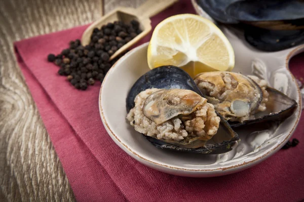 Gevulde mosselen, midye dolma mediterrane keuken — Stockfoto