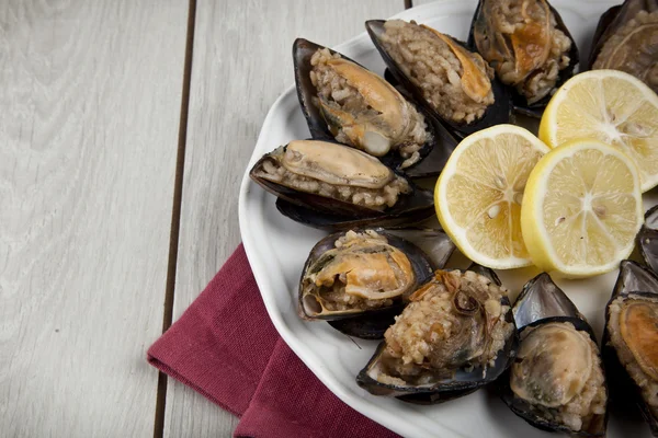 Moules farcies, Midye Dolma cuisine méditerranéenne — Photo