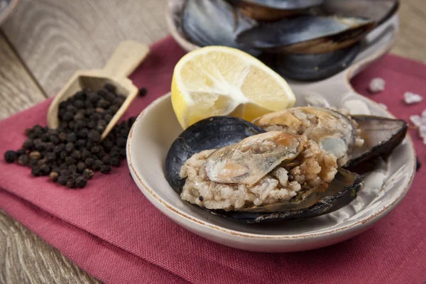 Moules farcies, Midye Dolma cuisine méditerranéenne — Photo
