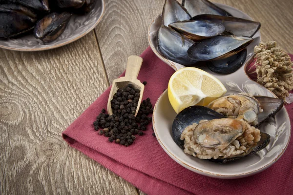 Moules farcies, Midye Dolma cuisine méditerranéenne — Photo