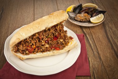 Türk kokorec - kuzu barsak gıda sandviç midye dolma ile