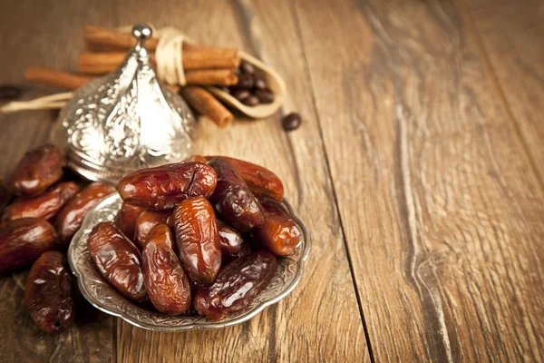 Data seca frutos de palma ou kurma, ramadan (ramazan) alimentos — Fotografia de Stock