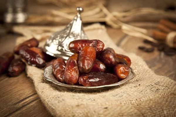 Frutas secas de palma datilera o kurma, comida de ramadán (ramazán) —  Fotos de Stock
