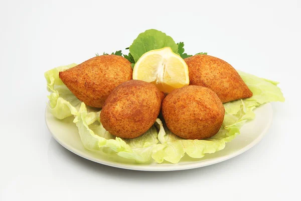 Turkse ramadan voedsel gevuld icli kofte (gehaktbal) falafel — Stockfoto