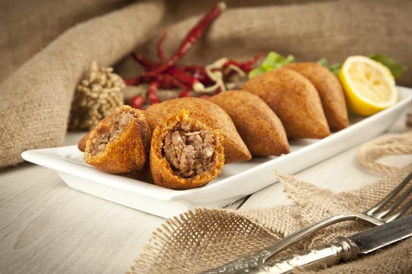 Turkse ramadan voedsel gevuld icli kofte (gehaktbal) falafel — Stockfoto