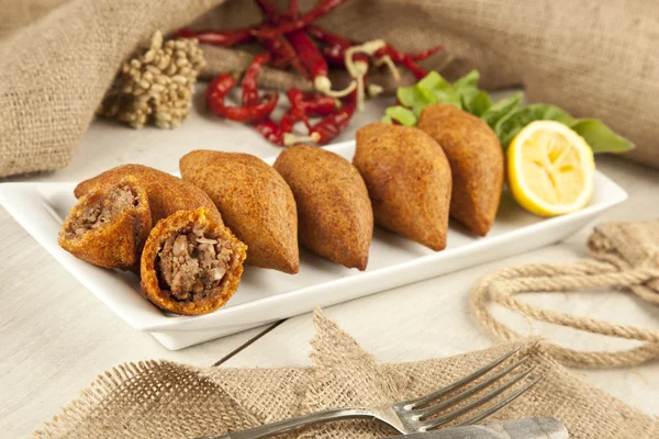 Turkse ramadan voedsel gevuld icli kofte (gehaktbal) falafel — Stockfoto