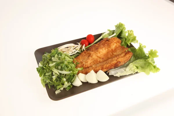 Piatto di pesce di trota - pesce fritto e verdure — Foto Stock