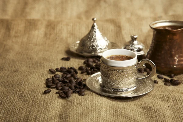 Tazza di caffè turco tradizionale e concetto di piattino — Foto Stock