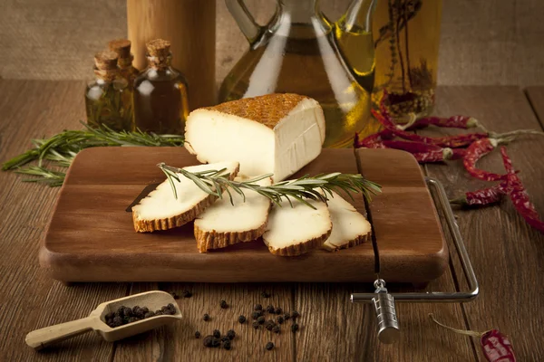 Foto conceito Queijo defumado — Fotografia de Stock