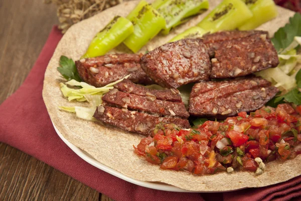 Gegrillte türkische Wurst (Sucuk mit Lavasch)) — Stockfoto