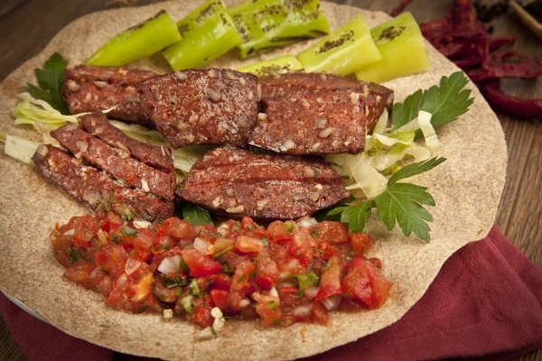 Gegrillte türkische Wurst (Sucuk mit Lavasch)) — Stockfoto