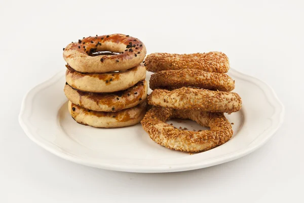 Turkse bagel simit met sesam geïsoleerd witte achtergrond — Stockfoto