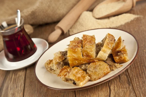 Carne estilo turco recheado filo massa borek servido kol boregi — Fotografia de Stock