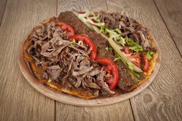 Doner Adana Kebab med Lahmacun - turkisk pizza pide — Stockfoto