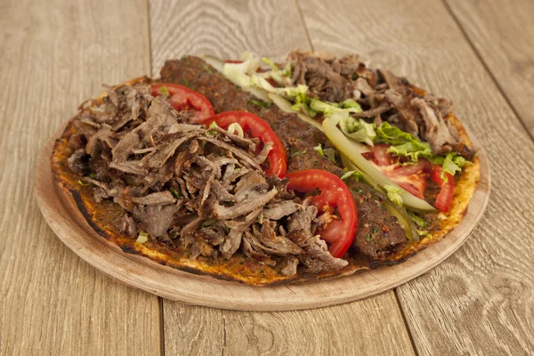 Döner adana Kebab mit lahmacun - türkische Pizza pide — Stockfoto