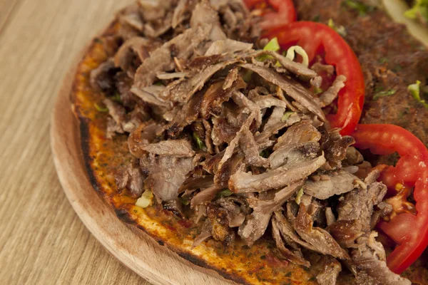 Doner Adana Kebab med Lahmacun - turkisk pizza pide — Stockfoto