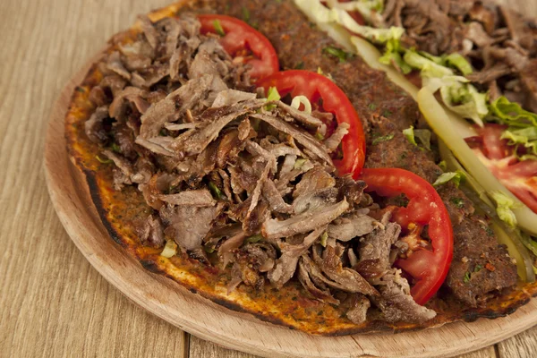 Doner Adana Kebab z Lahmacun - pizzę turecką pide — Zdjęcie stockowe