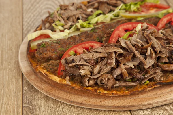 Doner Adana Kebab com Lahmacun - Pide pizza turca — Fotografia de Stock