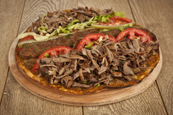 Döner adana Kebab mit lahmacun - türkische Pizza pide — Stockfoto