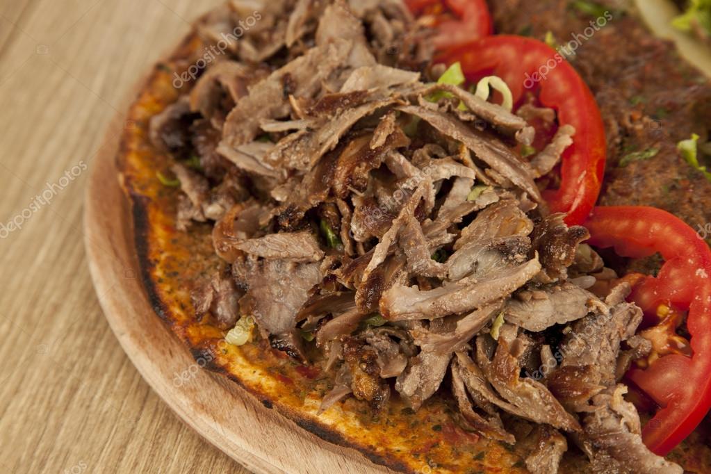 Döner adana Kebab mit lahmacun - türkische Pizza pide - Stockfotografie ...