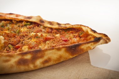 Türk geleneksel sığır eti izole Pide