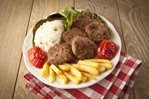 Köstliche türkische Kofte (Frikadellen)) — Stockfoto