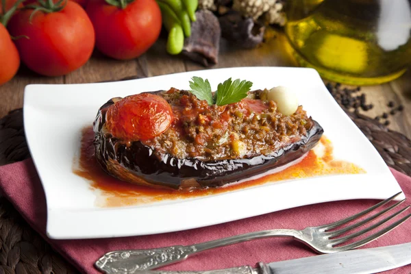 トルコの伝統的な茄子茄子の食事 - Karniyarik (引き裂かれた腹) — ストック写真