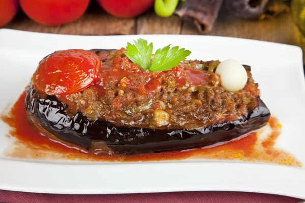 Turkiska traditionella Aubergine aubergine måltid - Karniyarik (sönderslitits mage) — Stockfoto