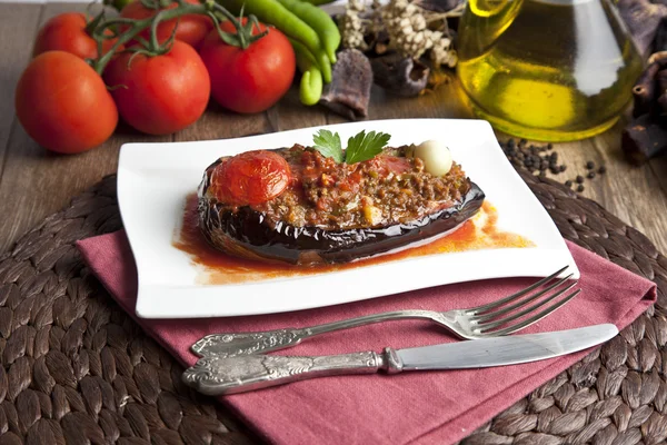 Türkisches traditionelles Auberginenmehl - karniyarik (zerrissener Bauch)) — Stockfoto