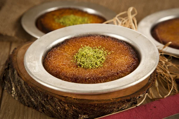 Delicious traditional Turkish kunefe with pistachio on it. Served hot and with syrup — Stock Photo, Image