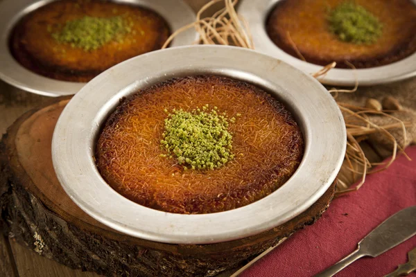 Delicious traditional Turkish kunefe with pistachio on it. Served hot and with syrup — Stock Photo, Image