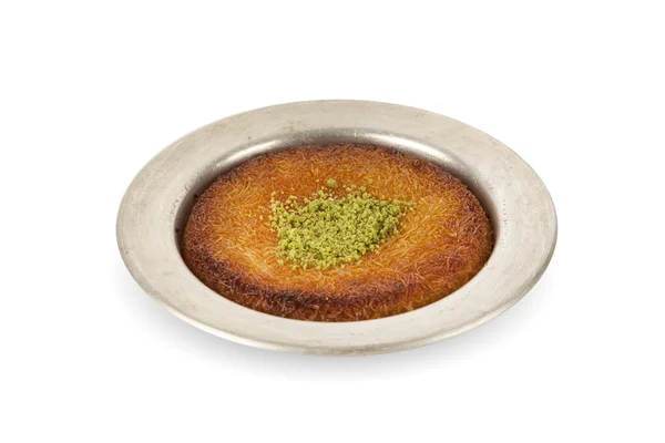 Delicious traditional Turkish kunefe with pistachio on it. Served hot and with syrup — Stock Photo, Image
