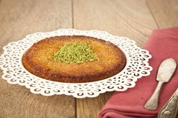 Delicious traditional Turkish kunefe with pistachio on it. Served hot and with syrup — Stock Photo, Image
