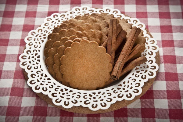 Traditionella nybakade ingefära cookies — Stockfoto
